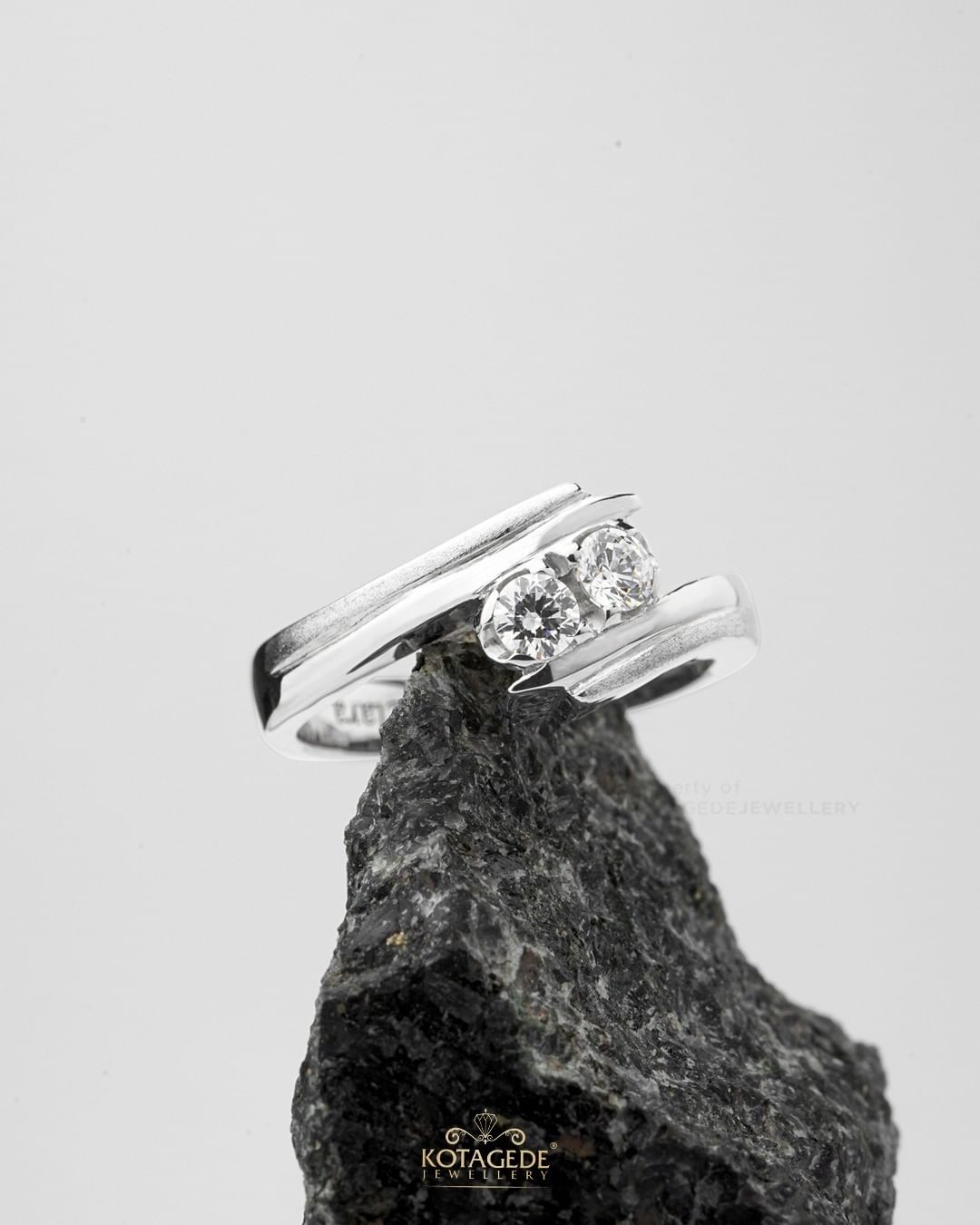 Cincin Kawin Tunangan Emas Putih 2 Crystals Crossover WG0543