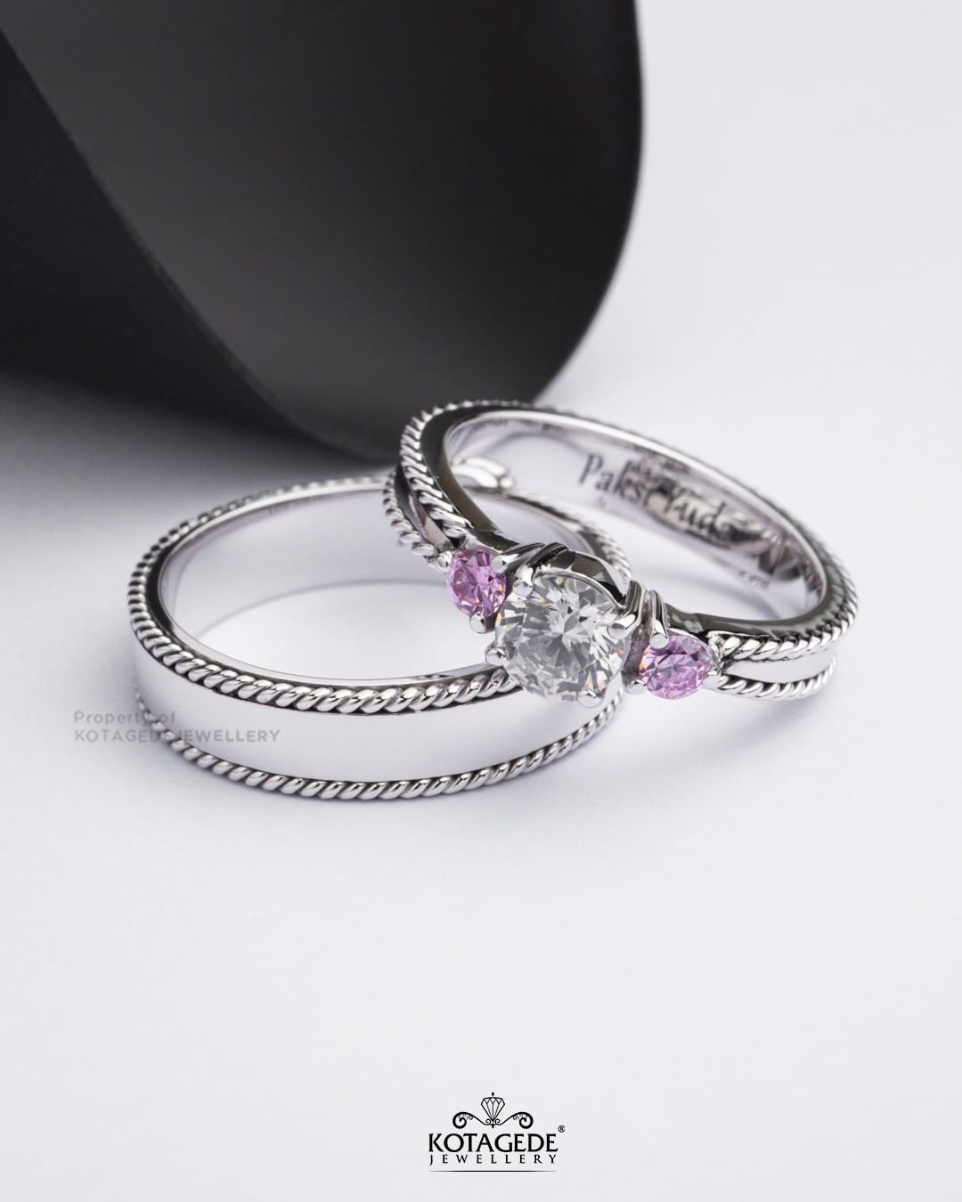 Cincin Kawin Tunangan Platidium Emas Putih Twisted Edge Three Diamonds PTD0647WG
