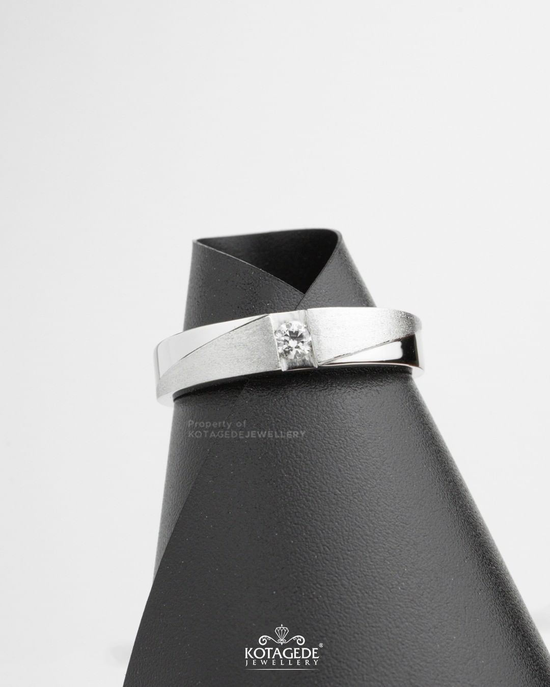 Cincin Kawin Tunangan Emas Putih Diagonal Doff Solitaire WG0659