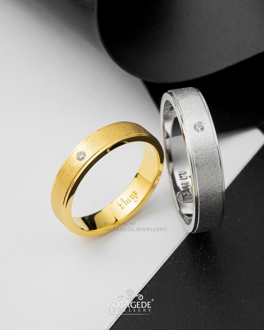 Cincin Kawin Tunangan Platidium Emas Kuning Couple Ukir Nama Aksara Jawa PTD0687YG