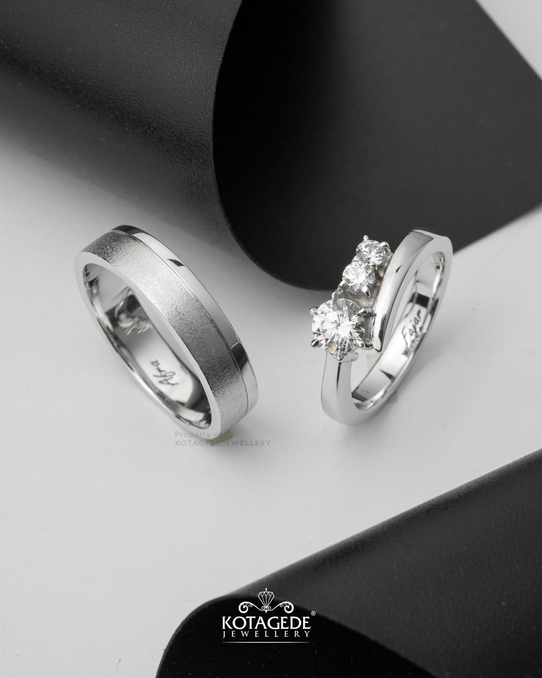 Cincin Kawin Tunangan Platidium Emas Putih Simple Twist Three Crystals PTD0720WG