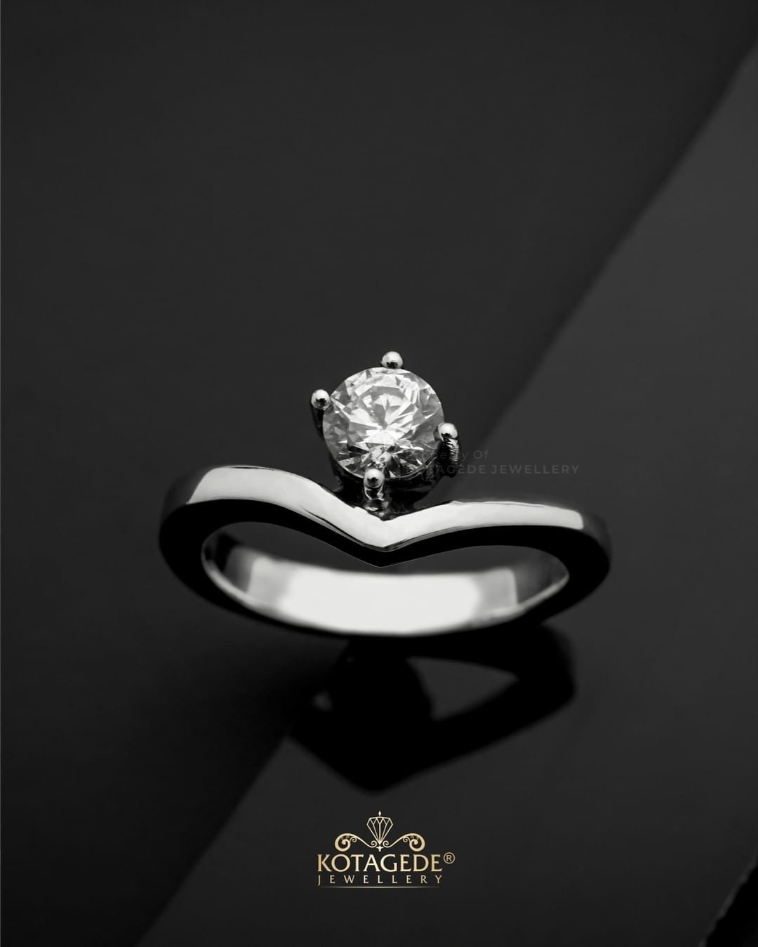 Cincin Kawin Tunangan Emas Putih Premium V Solitaire WG0721